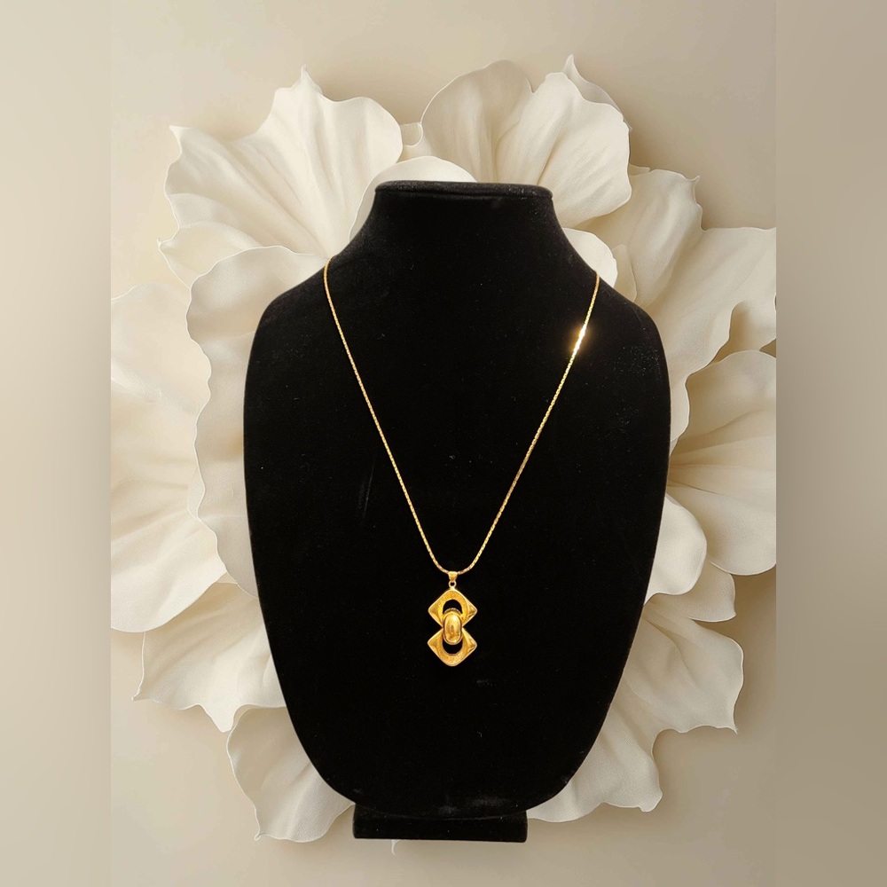 Gold tone geometric pendant necklace